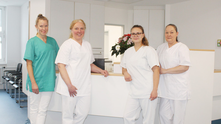 Dr. med. Johanna Kolle (l.) mit Praxis-Team