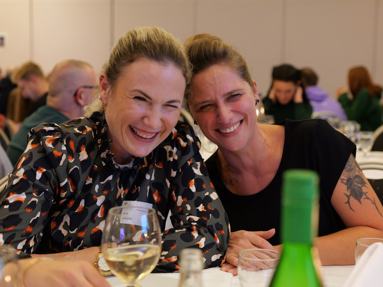 Lachende Teilnehmerinnen beim Pflegefachtag 2025 der Immanuel Albertinen Diakonie